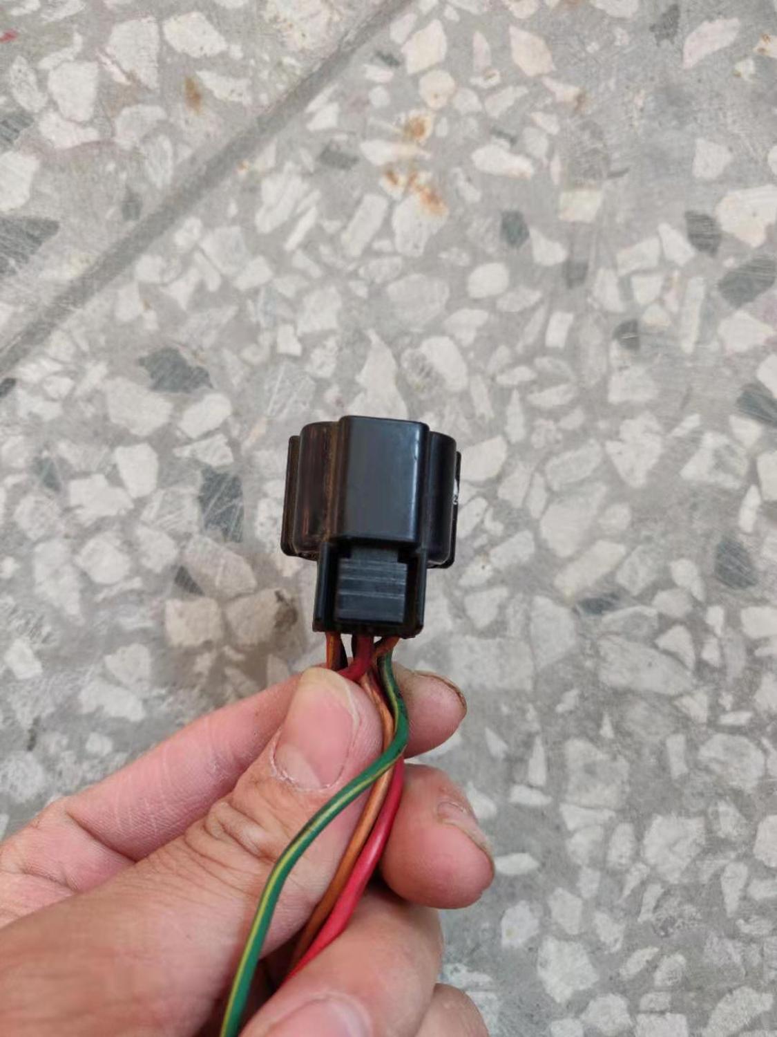 socket/ plug/ jack-plug that connects to the throttle body MR560120 MR560126 MN128888 Car accessories