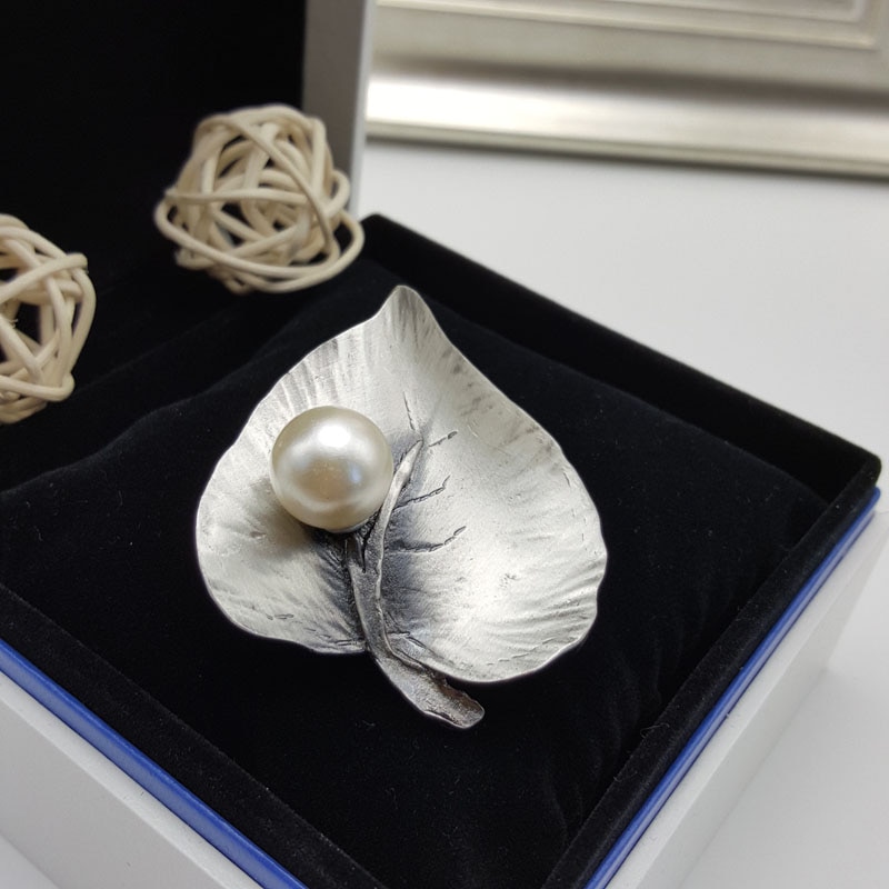 Antique Silver Plated Leaf Shape Vintage Brooches Classic Style Grey Imitation Pearl Pin Brooch Jewelry For Women