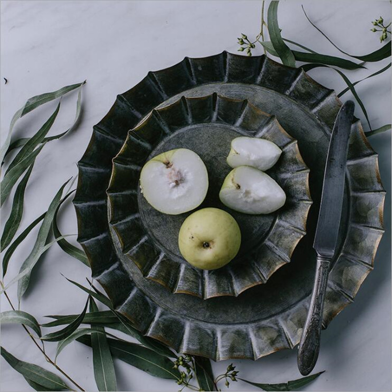 Håndlavet retro jernbakke med blomsterkant vintage disk antik metal ribbet fad rundt rustik til brødkage