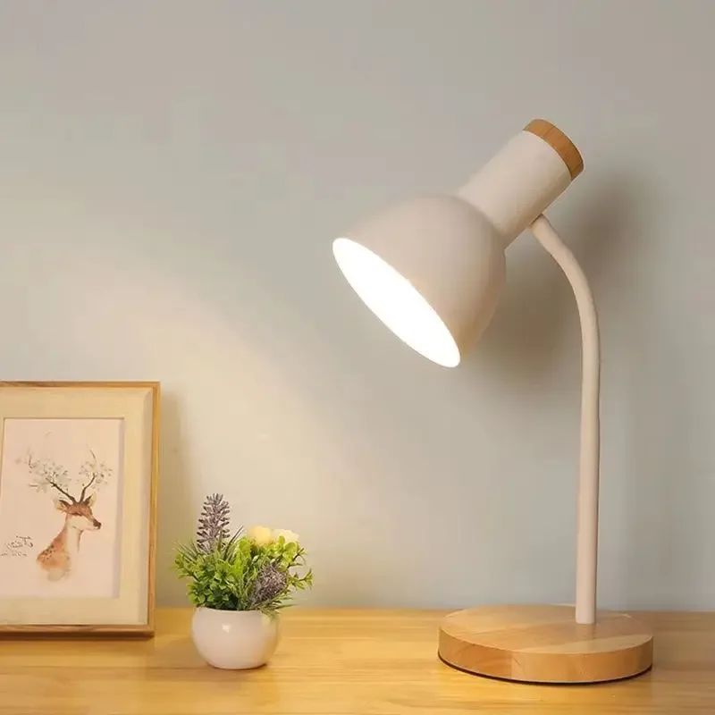 Lampada da scrivania nordica pieghevole a LED in ferro artistico creativo in legno Protezione per gli occhi Lampada da tavolo da lettura Soggiorno Camera da letto Decorazioni per la casa