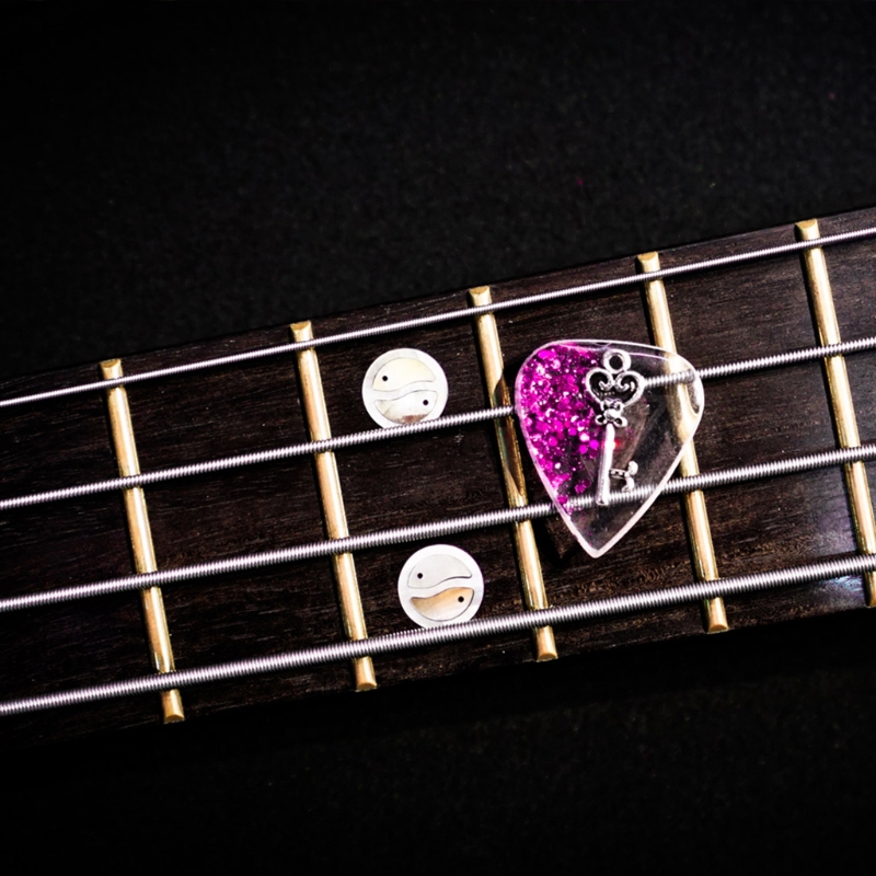 M5TC – collier de médiator de guitare, hommes et femmes, guitariste de musiciens pour mari et petit ami, en résine, pendentif de guitare, de bijoux