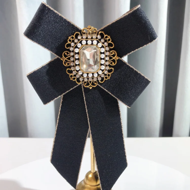 Britse Stijl Stof Strikje Broche Parel Kristal Overhemd Pak Kraag Pinnen Mode Stropdas Broches voor Vrouwen en Mannen Sieraden: Rhodium Plated