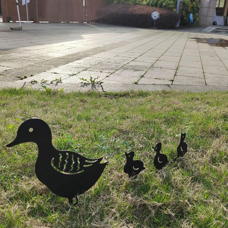 Metal Garden Decorative Wrought Iron Duck Family Grass Garden Ornaments Hollow Garden Ornaments