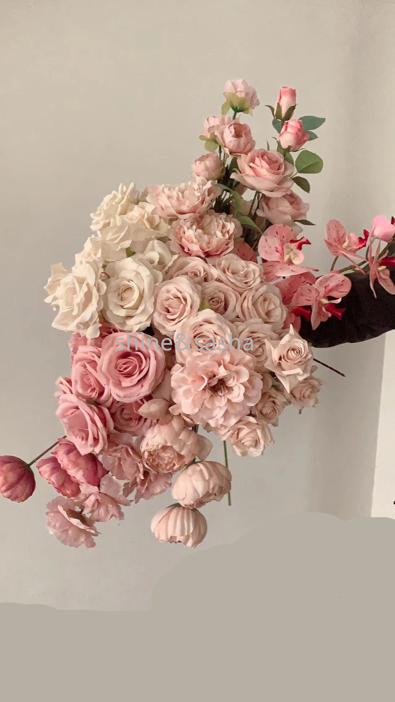 Decoración de boda, rosa polvoriento, rubor, café ligero desnudo, arroz, rosa artificial blanca, fila de flores, guía de camino, flor,