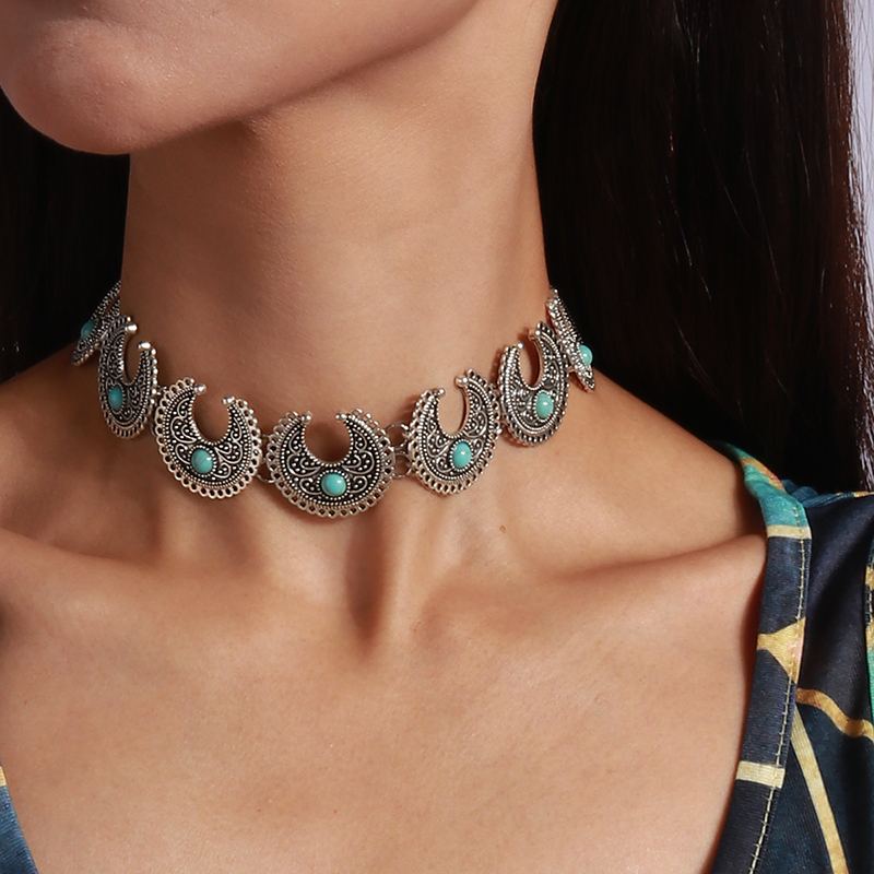 Collana girocollo in pelle con perline e ciondolo a forma di luna