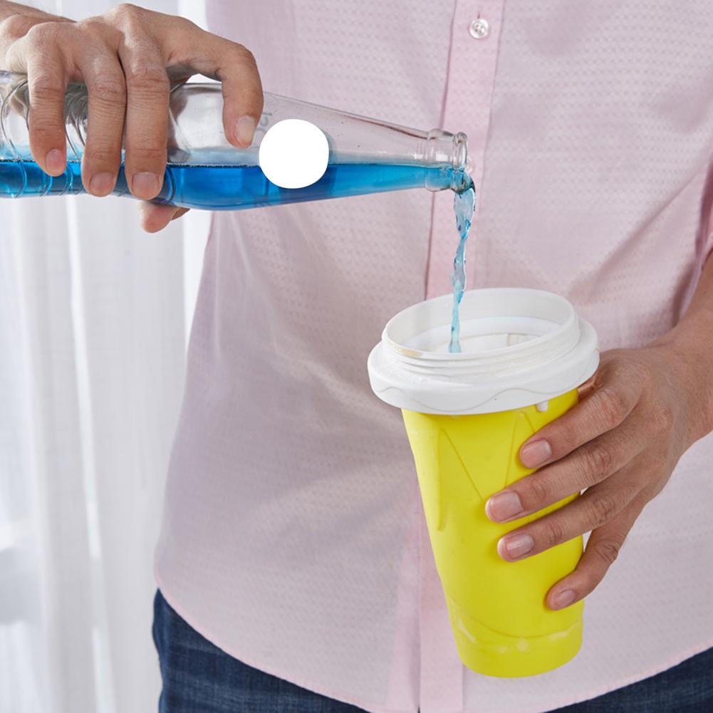 Zelfgemaakte Ijs Cup Smoothie Beker Is Geknepen In Een Ijs Cup Met Een Double-Layer Creatieve Zand Ijs cup