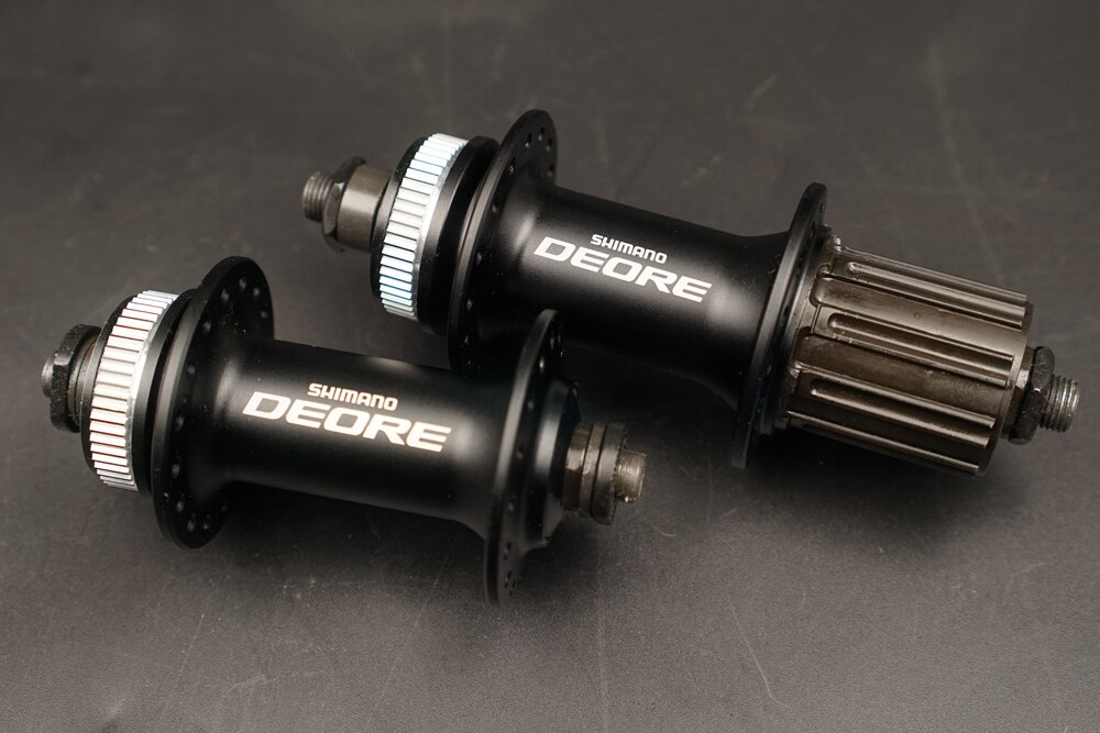 Shimano Deore HB - M615 centro delantero y trasero, cerradura central, Frente QR 9x100mm/trasero 10x135mm 1 par, negro