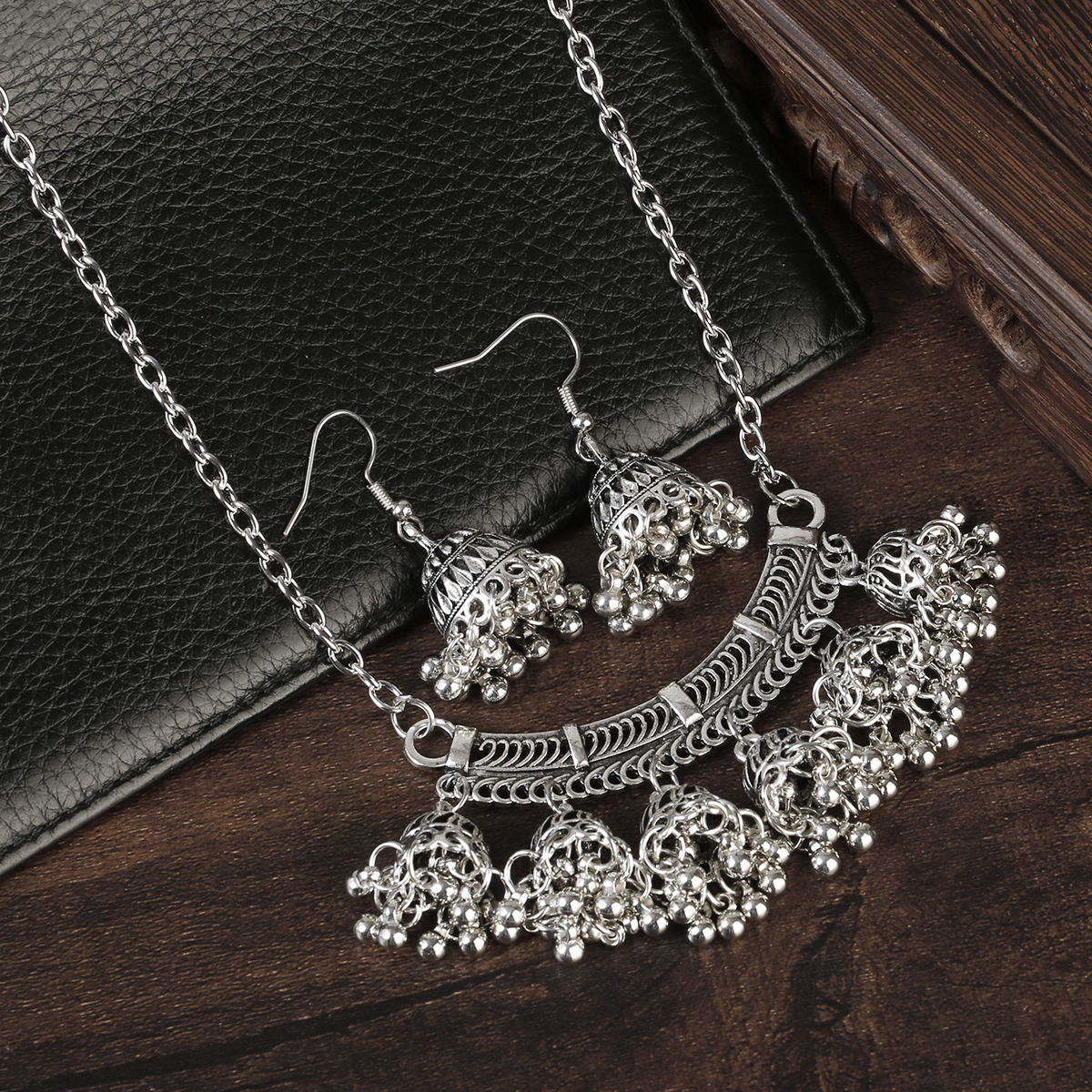 Luxury Retro Indian Jewelry Set Earring/Necklace Bijoux Wedding Jewelry Hangers Ethnic Carved Jhumka Earrings: Silver Plated