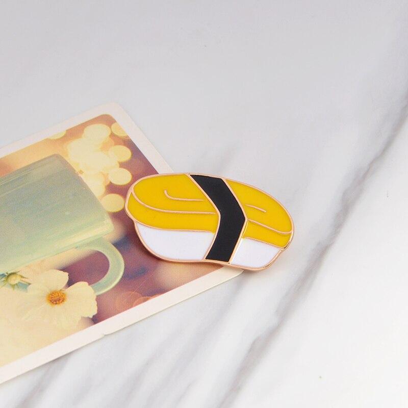 Japanische Küche Sushi Mittagessen Rolle Lachs Brosche Emaille Stift Jacke Rucksack Tasche Reflektierende Stift Abzeichen freundlicher