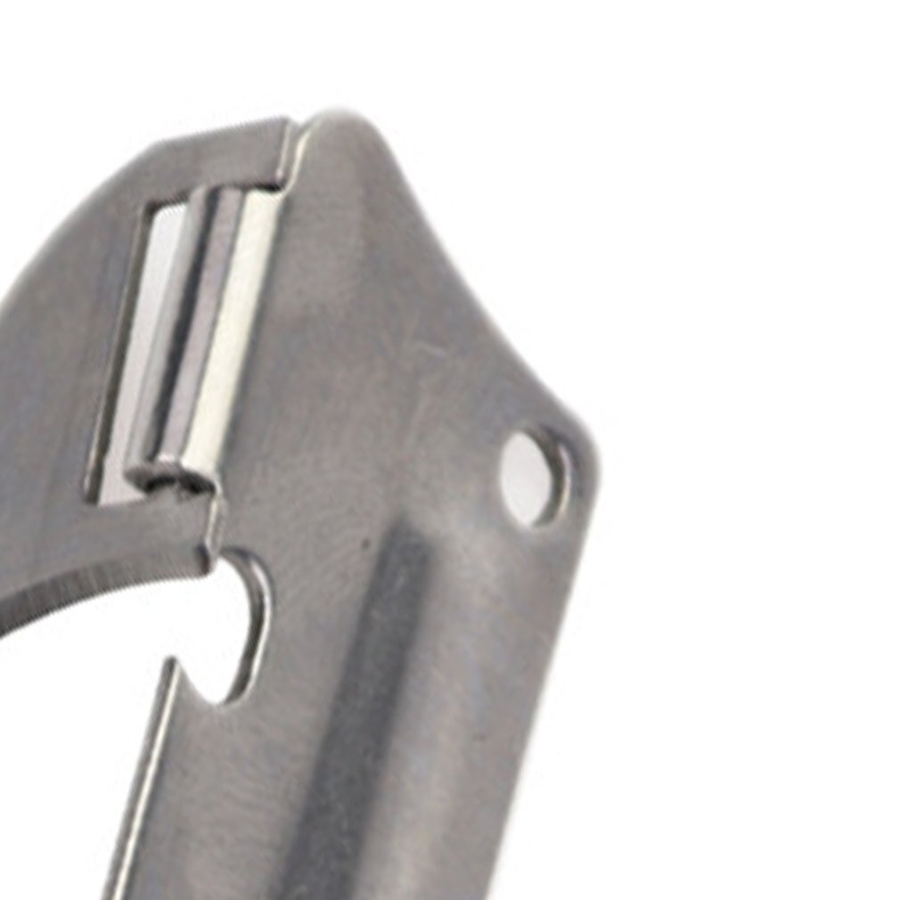 Oberfläche aus poliertem edelstahl mit dem utili-key edelstahl-multifunktionsdosenöffner, klappbarer mini-dosenöffner