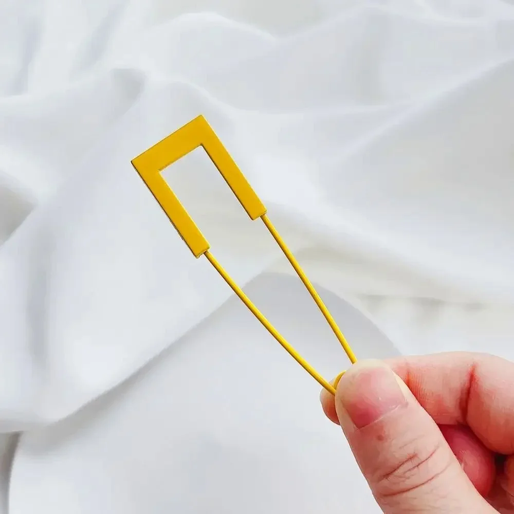 Eenvoudige en verfijnde fluorescerende broche voor truien, pakken, sjaals en hoeden, accessoires voor lieve en schattige dames.: Lichtgeelgouden kleur