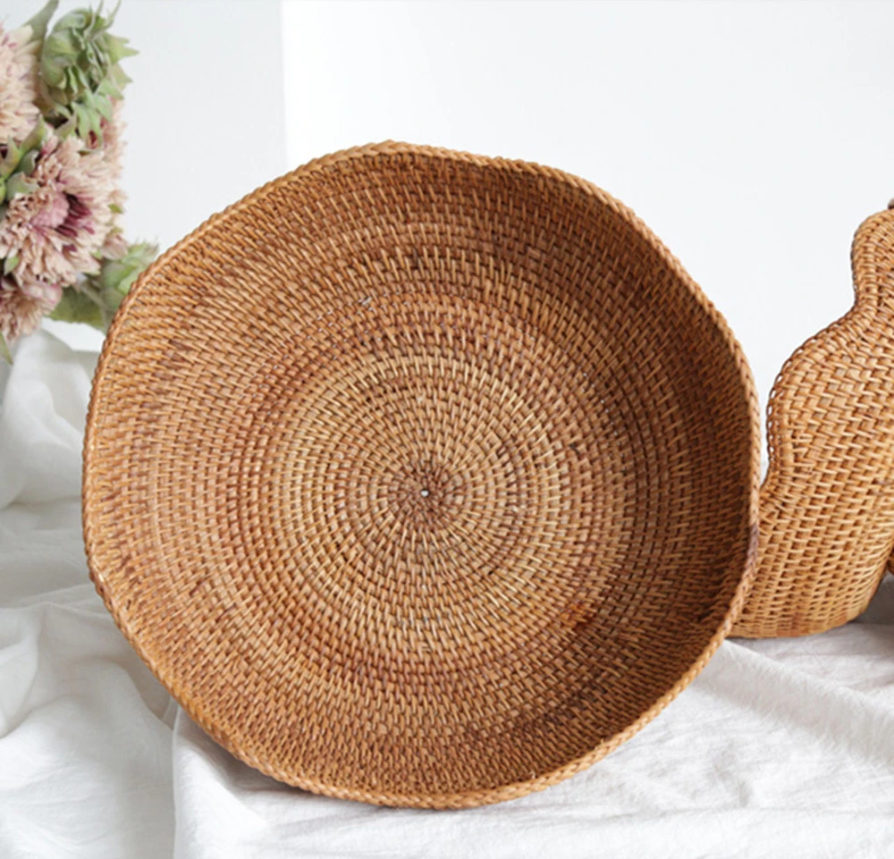Rotan fruitmanden, rieten opbergschalen, natuurlijke geweven serveermanden, decoratieve manden voor het organiseren van spullen op het aanrecht.