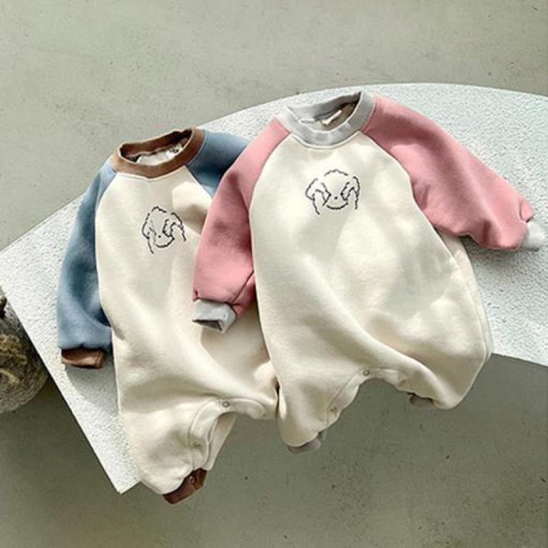 2022 , farblich abgestimmter herbst-Winter-Gesamt mit warmem tragegefühl für jungen und mädchen, mit verdeckten knöpfen und niedlichem Karikatur-aufbringen.