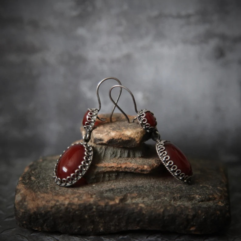 Pendientes Vintage ovalados con incrustaciones de circonita roja para mujer, joyería de gota de Color plateado antiguo, personalidad clásica