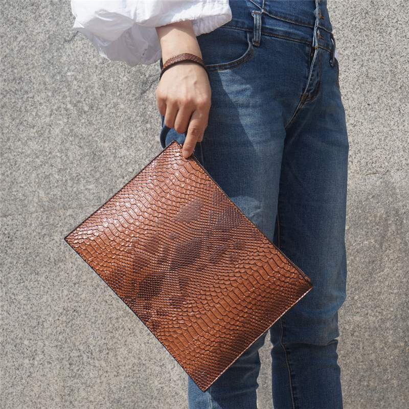 Slangemønster kvinner konvoluttvesker pu skinn dame clutch veske merke fest clutcher for damer lommebok gratis kort veske