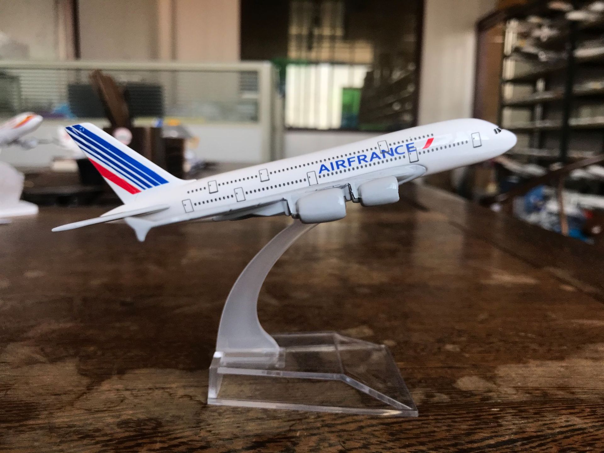 1:400 A380 modello di aereo 16cm modello originale emirati arabi uniti malesia compagnie aeree collezione regalo giocattoli di simulazione in lega per ragazzi: Frane