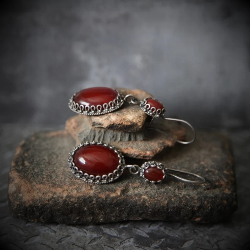 Pendientes Vintage ovalados con incrustaciones de circonita roja para mujer, joyería de gota de Color plateado antiguo, personalidad clásica
