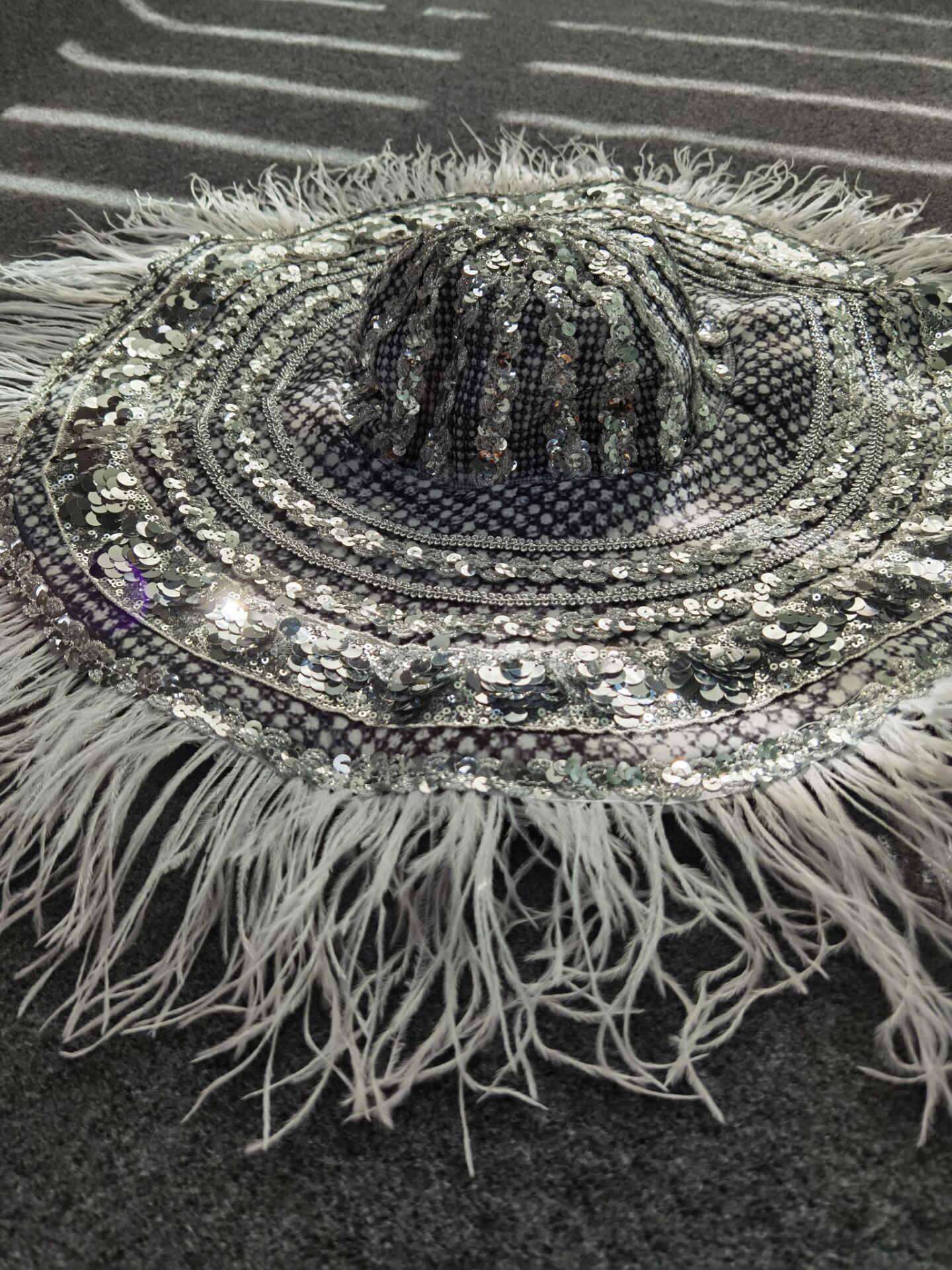 Sombrero de ala grande con pluma de lentejuelas de plata para mujer, sombreros flexibles gorra con visera ancha plegable, accesorios para actuaciones de cantantes: Default Title