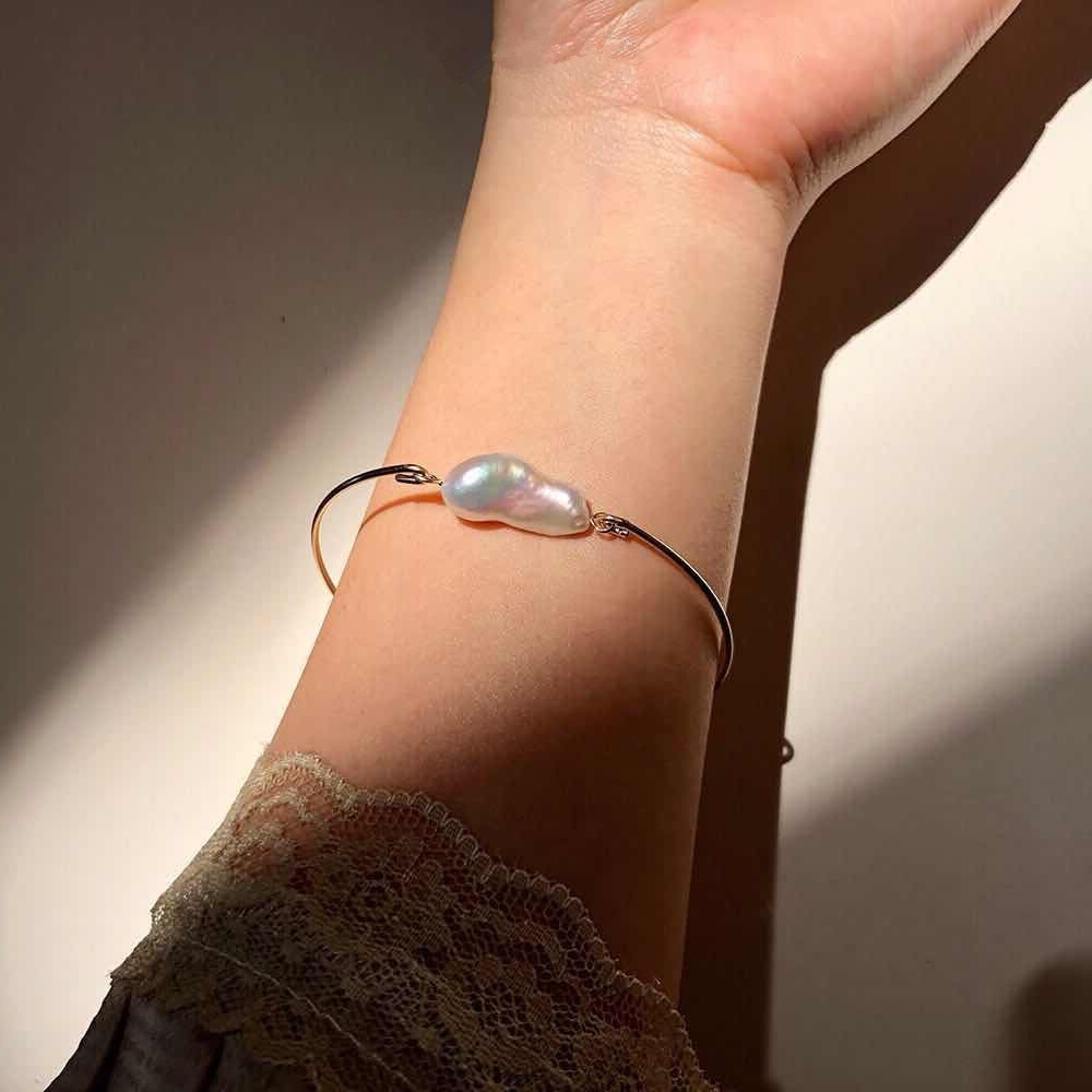 Aomu franse geometrische retro minimalistische fijne barokke parel onregelmatige gouden metalen armband voor vrouwen meisjes vakantie