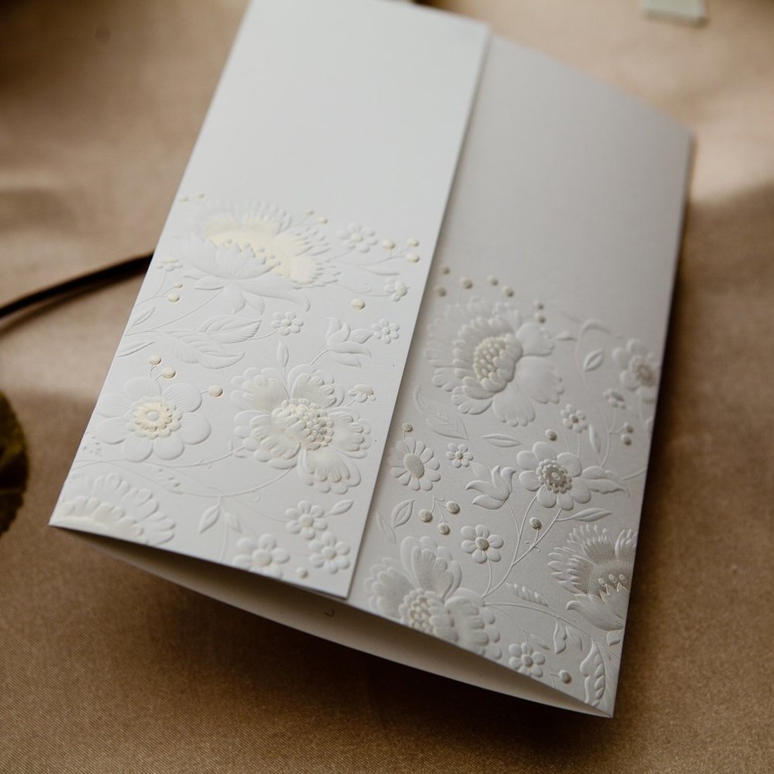 2Pcs Vintage Embossed Tri-fold Wedding Invitations Cards, Acrylic Birthday Card with Envelopes and Ribbon Bowknot