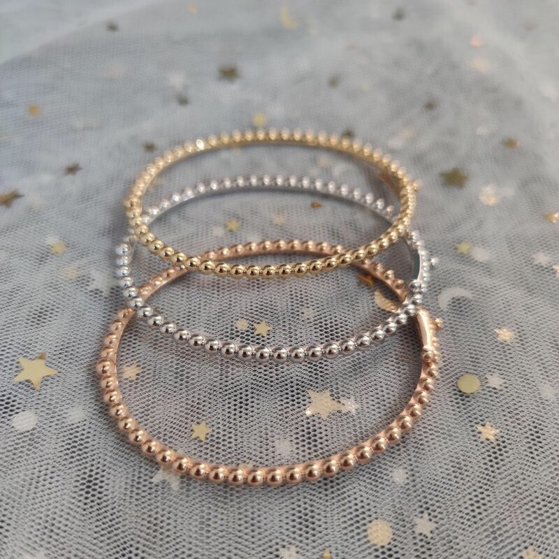 Big golden bangle, stoer en stijlvol