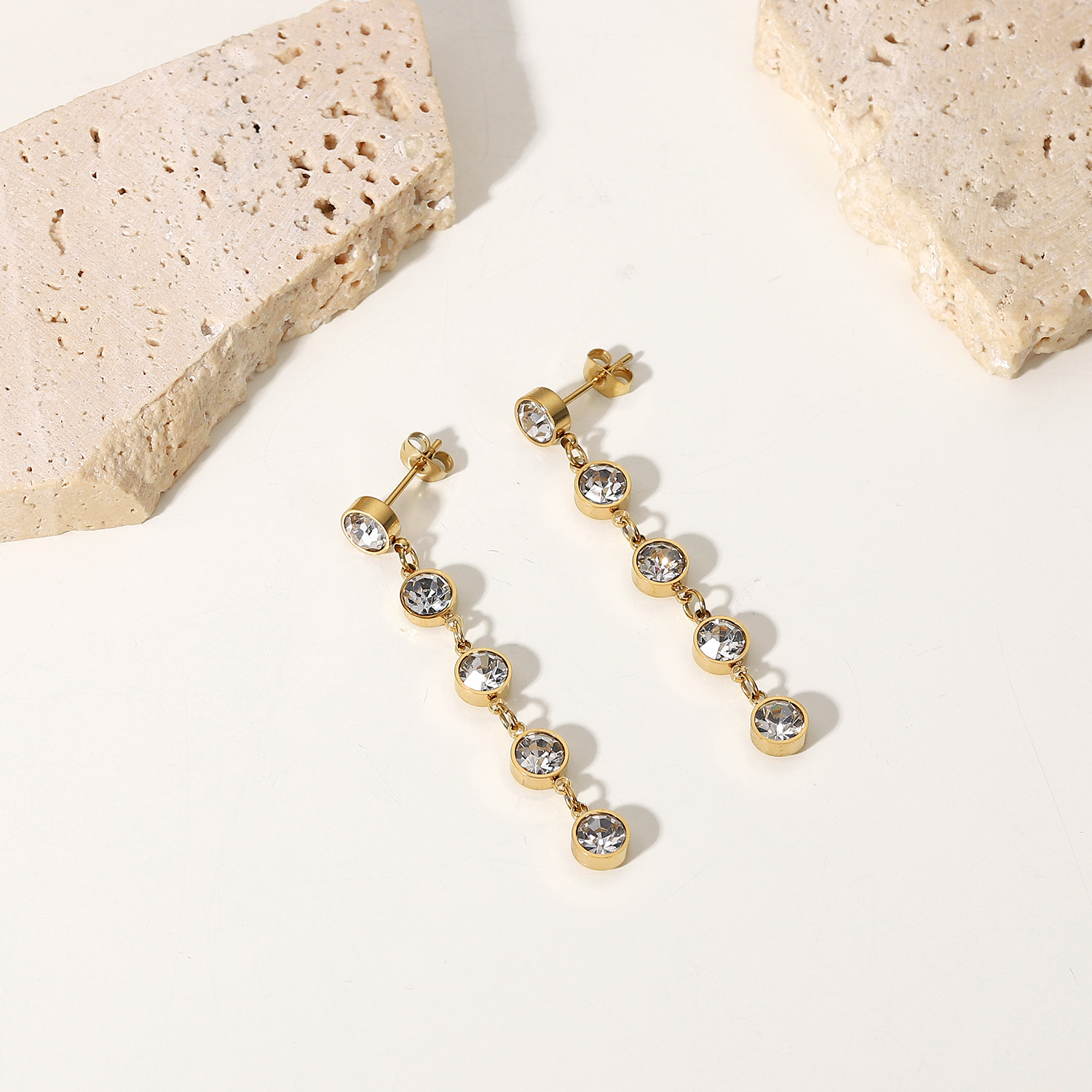 Luxe Zirconia Rvs Oorbellen Met Vijf Ronde Zirkoon 14K Gold Pvd Plating Lange Cz Steen Kwastje oorbellen