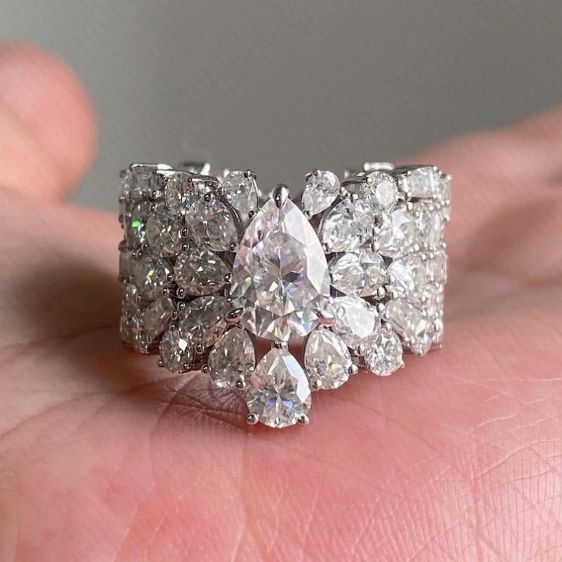 Los anillos de compromiso de mujer elegantes y brillantes son la decoración perfecta para banquetes festivos creativos y exquisitos.: 6 / BLANCO