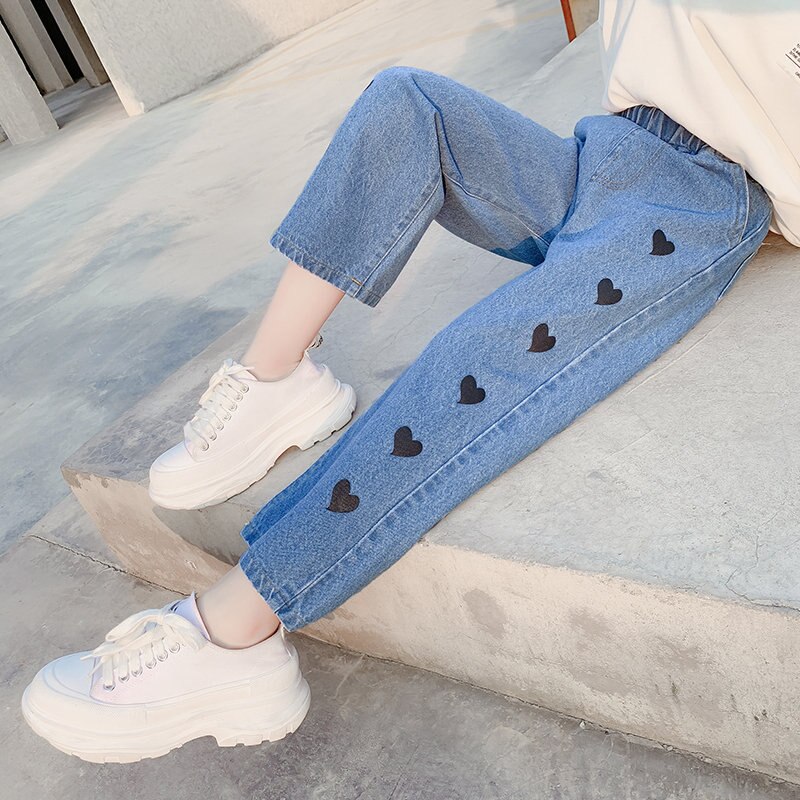Primavera 2021 abbigliamento per bambini Casual Jeans larghi in Denim ragazza bambino stampa cuore pantaloni in cotone blu pantaloni a gamba larga 4 6 8 10 12Y