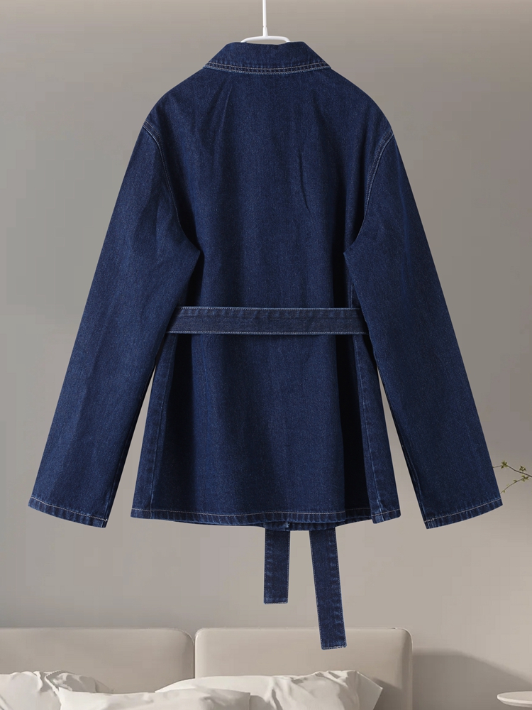 Vintage tweedelig denim set voor dames, bestaande uit een single-breasted jasje met revers en riem, en een bijpassende high-waist straight leg jeans. een casual outfit voor elke dag.