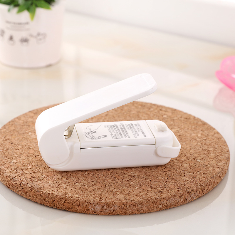Home portable mini sealing machine portable mini household bag sealing machine plastic bag food packaging