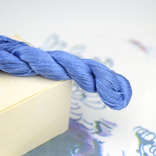 1 väri 400m suzhou kirjonta 100%  luonnonsilkki brodeerattu lanka silkki tee itse silkkisävyinen kirkas väriviiva keskiyönsininen: Ei . 6