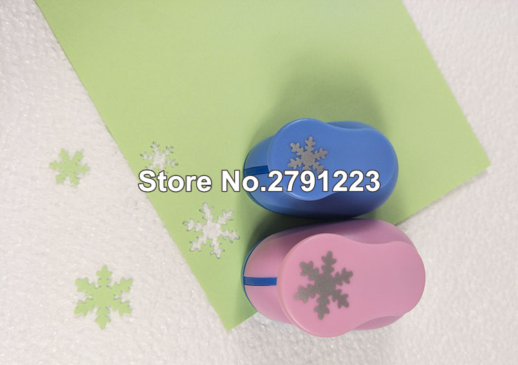 Jul snöslag hantverk 2 st snöflinga  (1pc 5/8 "och 1pc 1 ") hålslagssats klippbok pappersstans barn diy