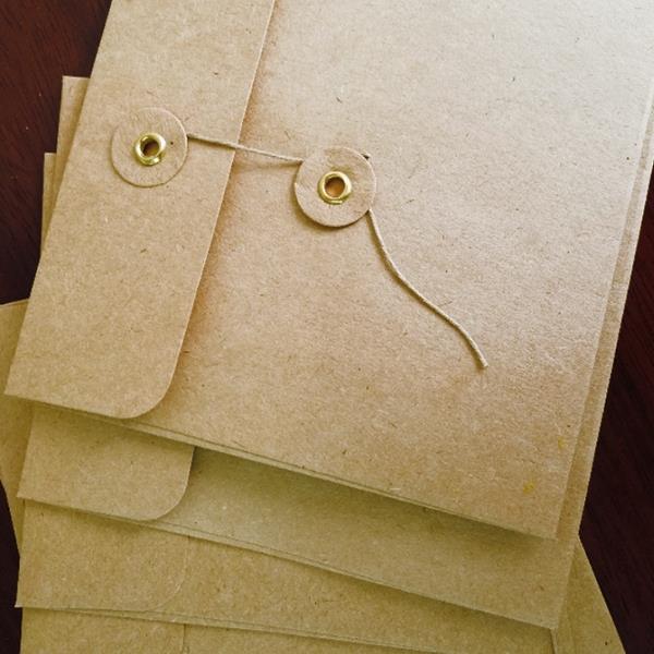 10- pak karton kuverter lavet af brunt karton fås også som cd-tasker