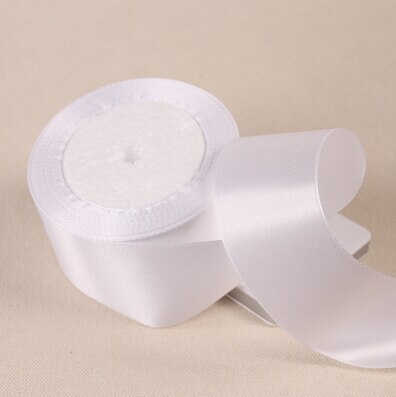 Rode Strik Satijnen Lint Geïsoleerd Op Witte Achtergrond Met Clipping Path Voor Gm1150675405 311570446