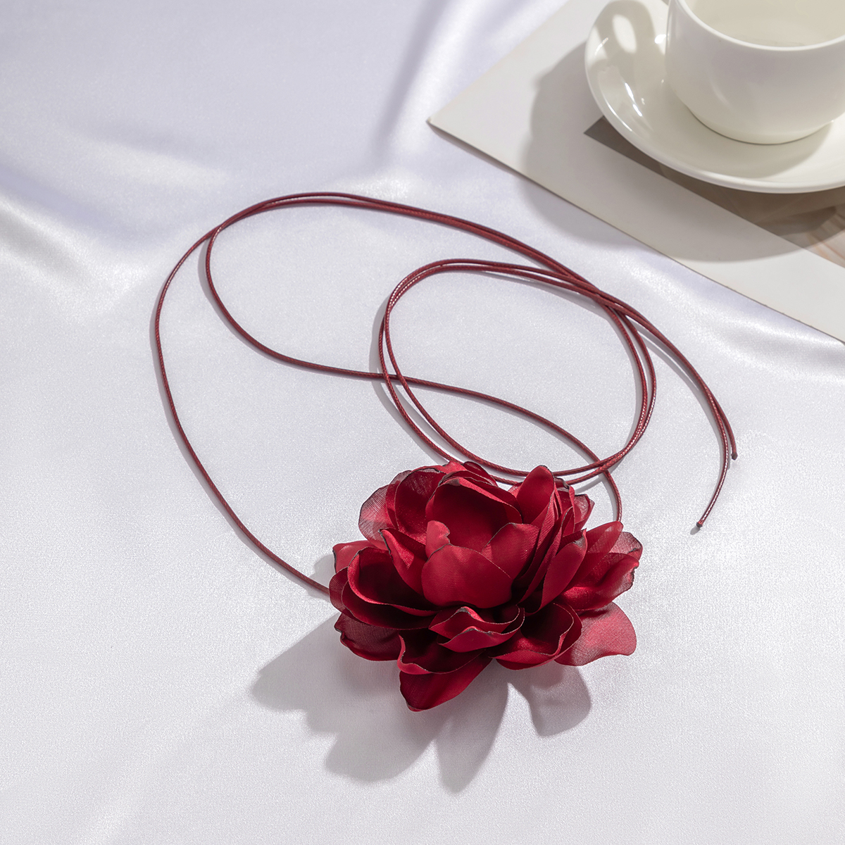 Cadenas de cuerda larga con gargantilla de flores grandes para mujer, Collar de tela romántico blanco y negro, joyería en el cuello, accesorios: Zinc negro plateado