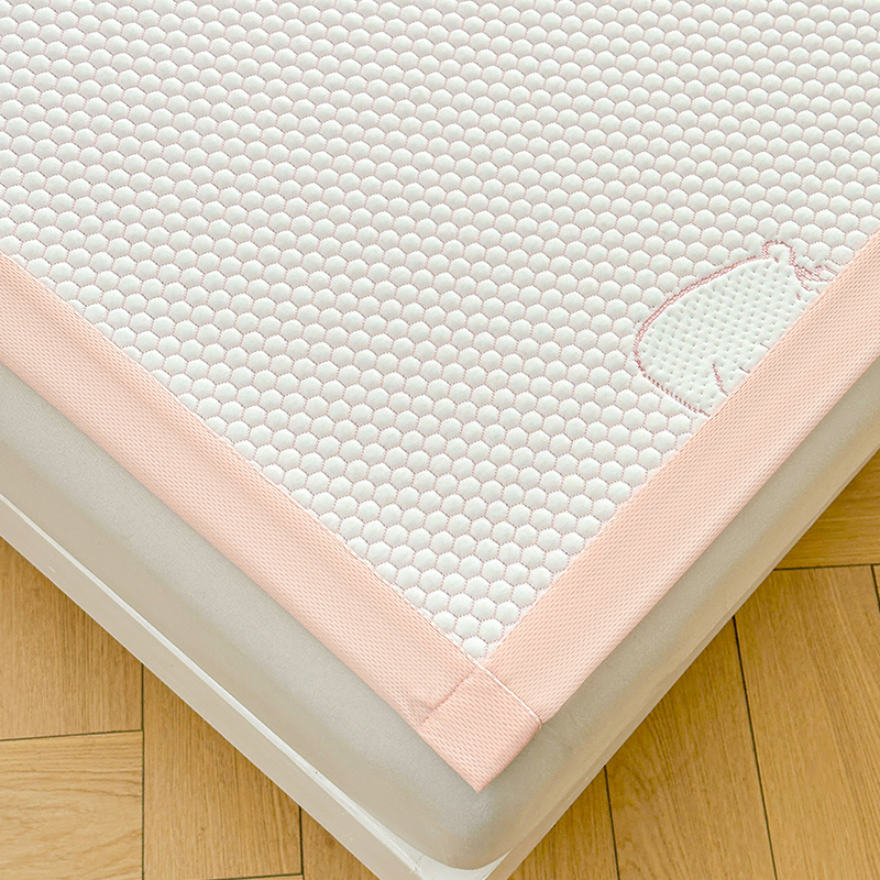 Sommer 1pc kølemadras, polyester, åndbar og blød, lyserøde kantstriber, tegneserieprint, ideel til nætter