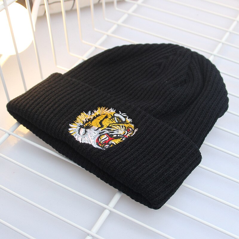 Broderi tiger ski hatte strikkede huer til mænd til kvinder strikket vinter hip hop stil hat unisex hue: Sort
