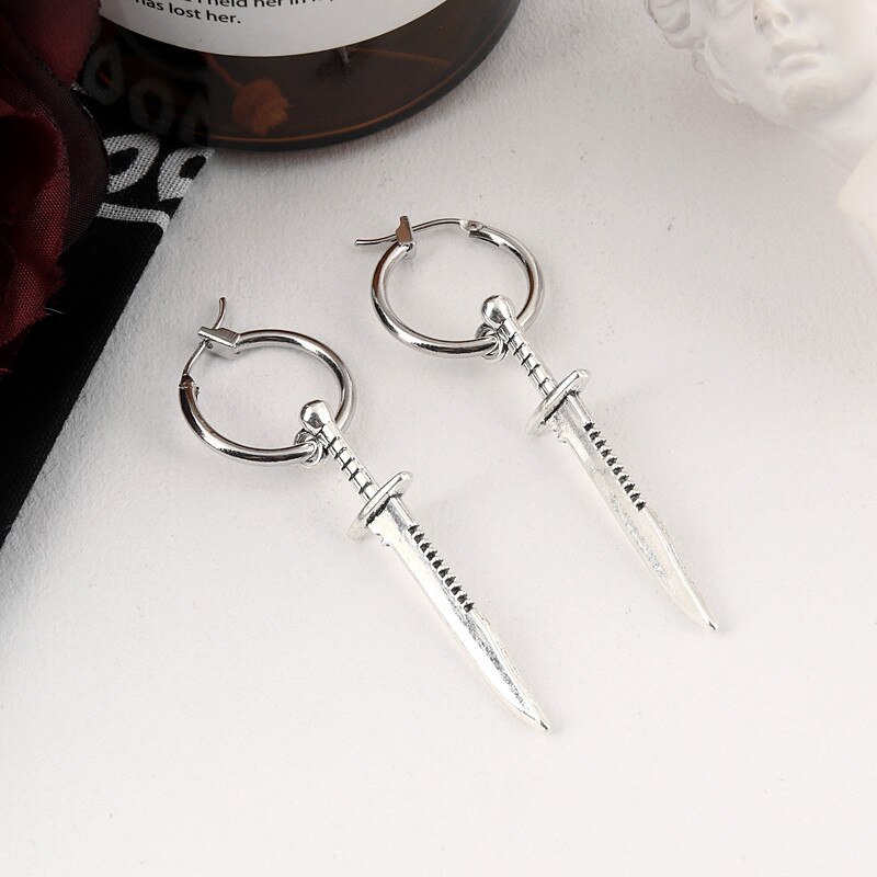 Pendientes góticos de daga oscura para hombre y mujer, Pendientes colgantes con cuchillo de espada pequeña, joyería gótica, pendientes de aro de vampiro, Punk