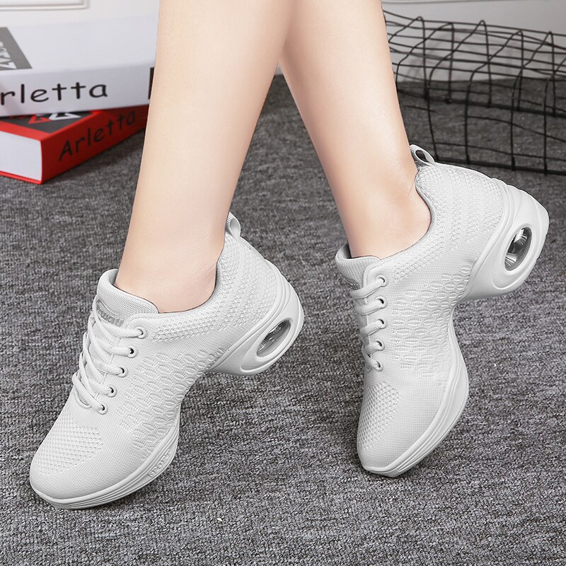 Zapatillas transpirables de Jazz Hip Hop para mujer, zapatillas deportivas de baile con características, zapatillas de baile modernas blancas y negras para niñas, zapatos de práctica, suela suave