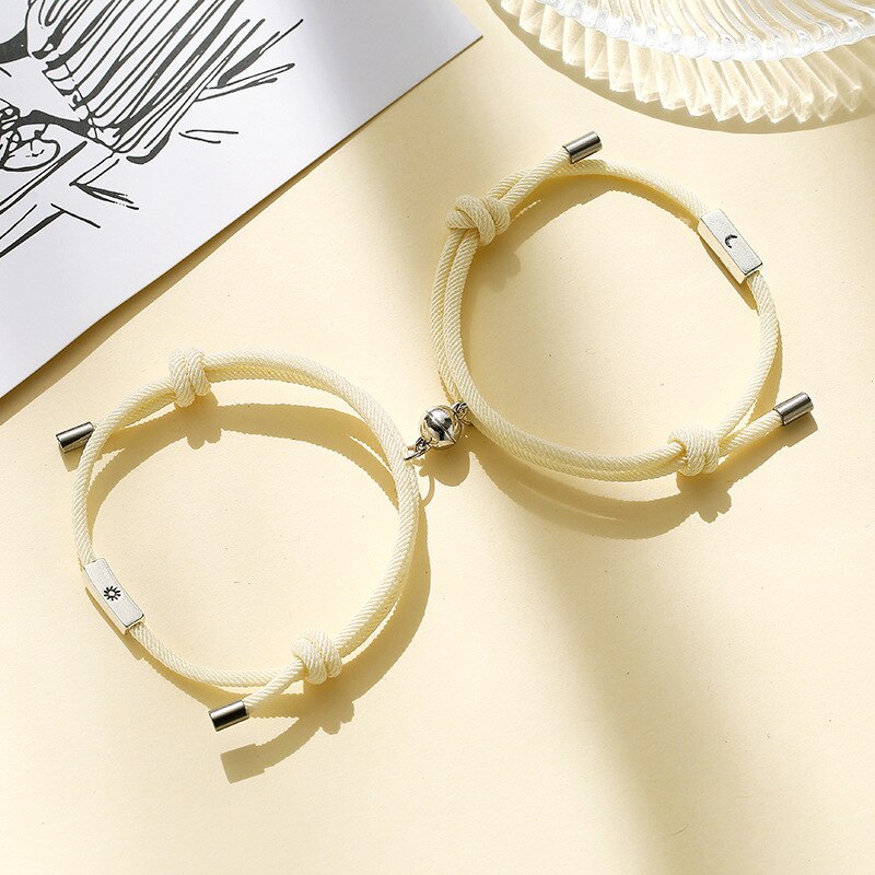 2 teile/satz Sonne Mond Paar Armbänder verrotten Schnur Freundschaft Schmuck Magnetische Glocken Perlen Einstellbare Seil Armbinde Handgemachten Schmuck: Mond Beige