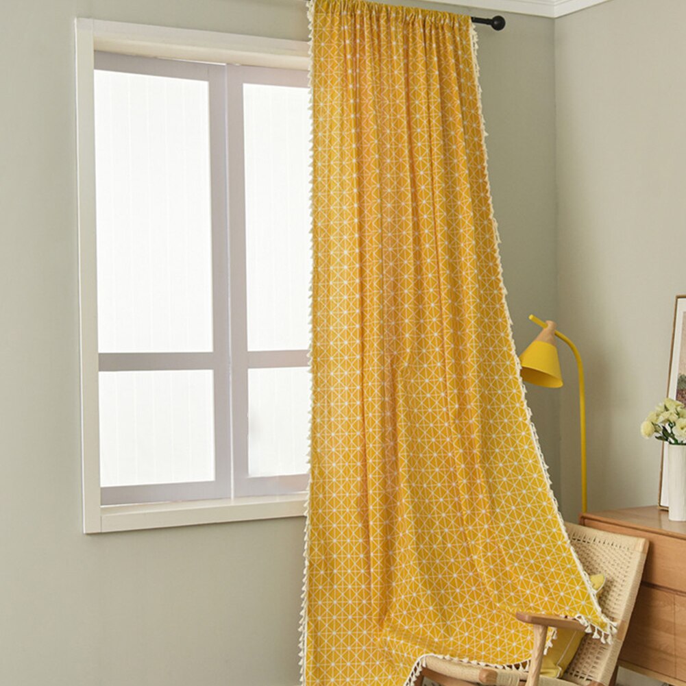 Stue med kvaster landstil soveværelse mørkfarvning gardin panel ternet hængende geometrisk print vindue gul skygge