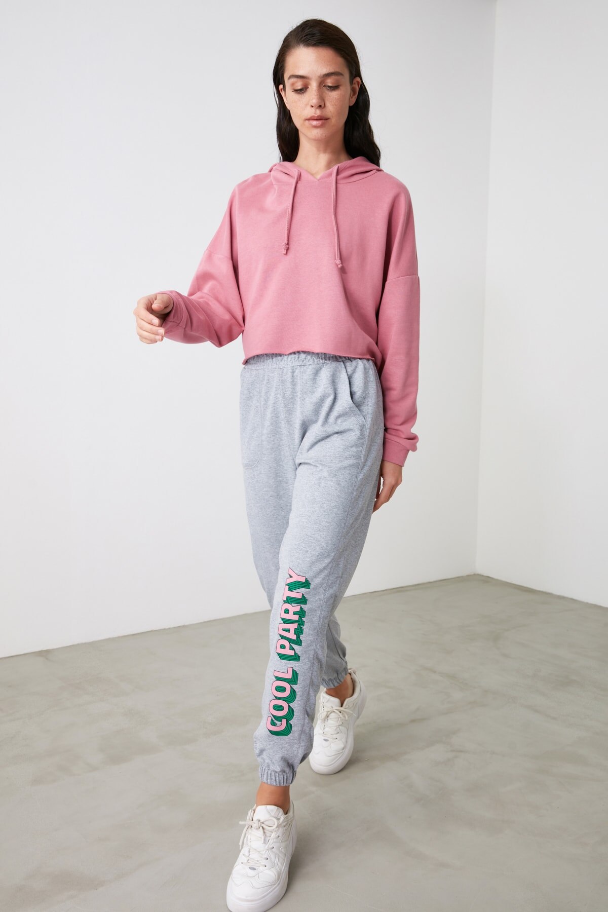 Trendyol impresso malha sweatpants twoaw21ea0318