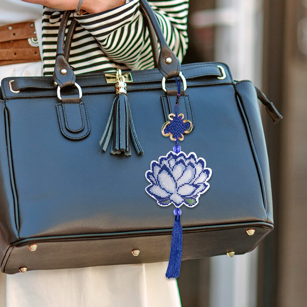 Kit de punto de cruz con cuentas, flor de loto bordado de hecho a mano, bolsa de llavero, decoración de colgante de coche, artesanía de adorno de nudo chino