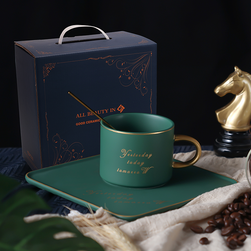 Gouden Rand Luxe Keramische Kantoor Koffie Kop En Schotel Set Melk Thee Mokken Verjaardag Koppels Vrienden Cup Met Lepel geschenkdoos: Matte green with box