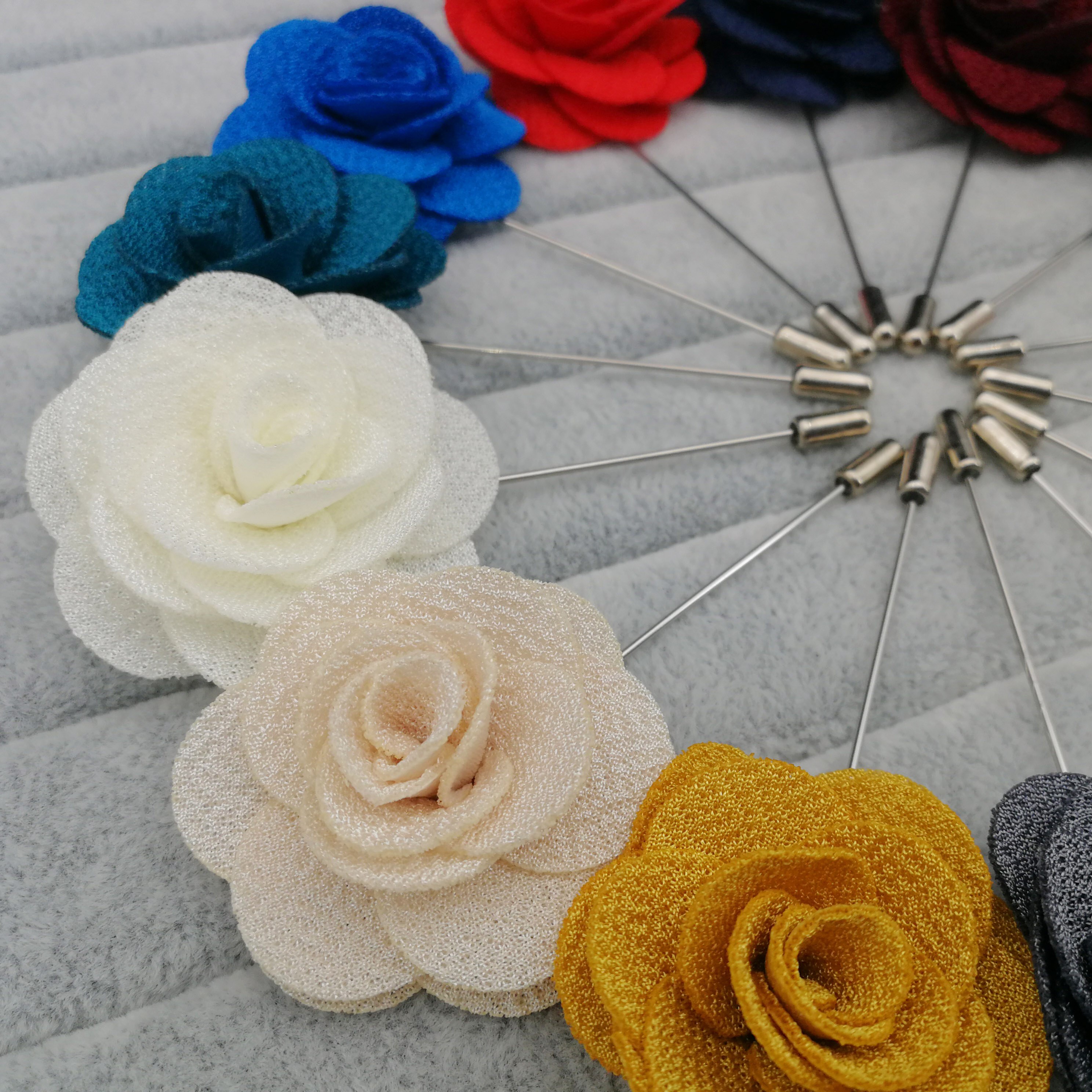 Broches à fleurs en tissu pour femmes, épingles de décoration pour costumes, épingles à revers pour hommes, accessoires pour costumes dans une boîte