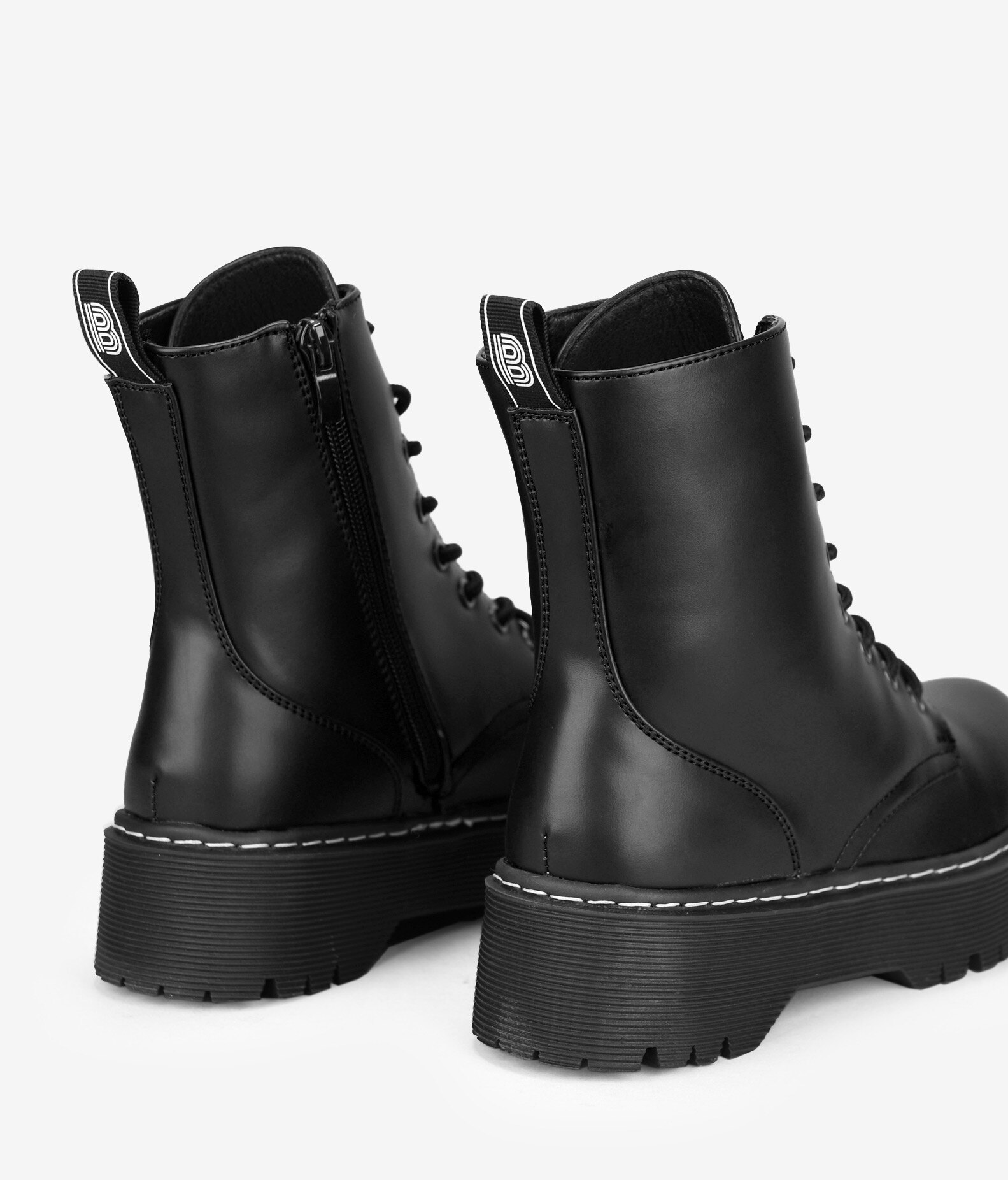 BOSANOVA Botines militares negros para mujer con ligera suela rayada. Cierre con cordones y cremallera interior.