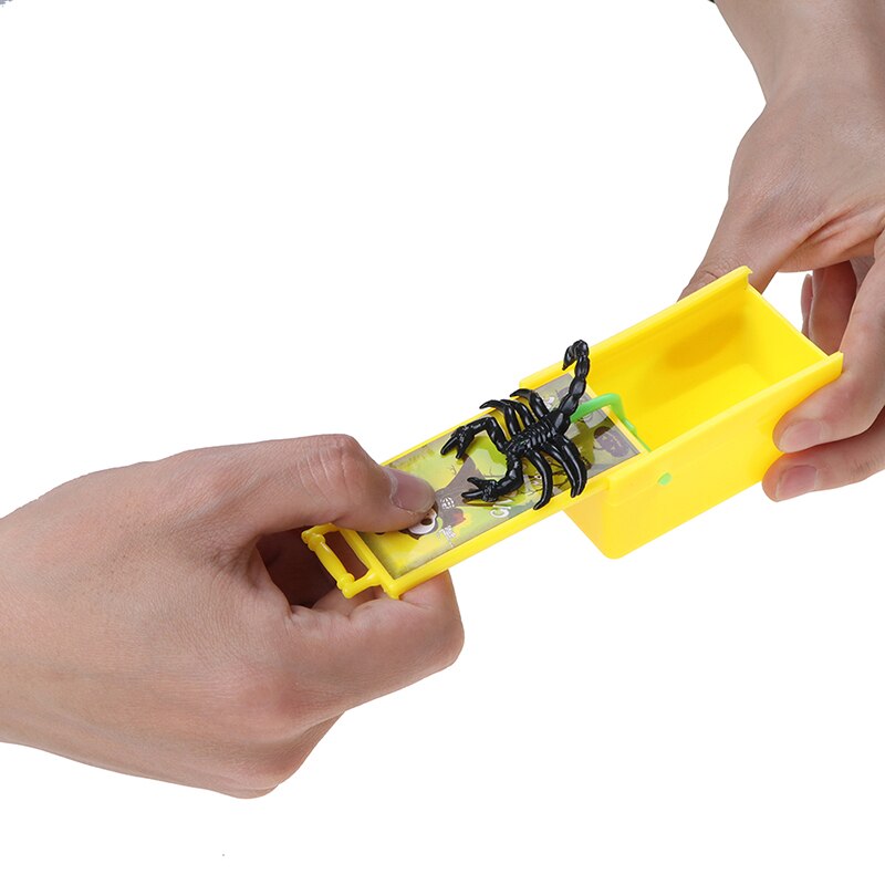 FunnySurprise Animals Prank Spider Bite Prank Toy Bite in Wooden Box Practical Joke Prank Toy Scare Box Prank Toy