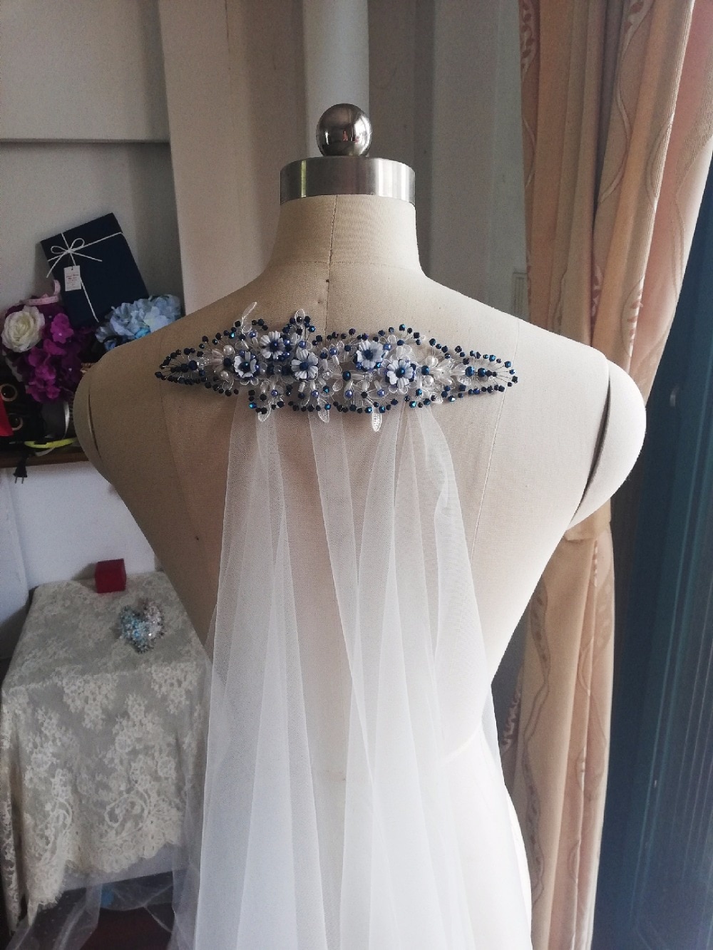 Aankomen 2 m Cut Edge Kam navy blauw/Rood/blac Lange Bridal Veils Cut Edge Wit Een layer Kant kralen parels Wedding Veils