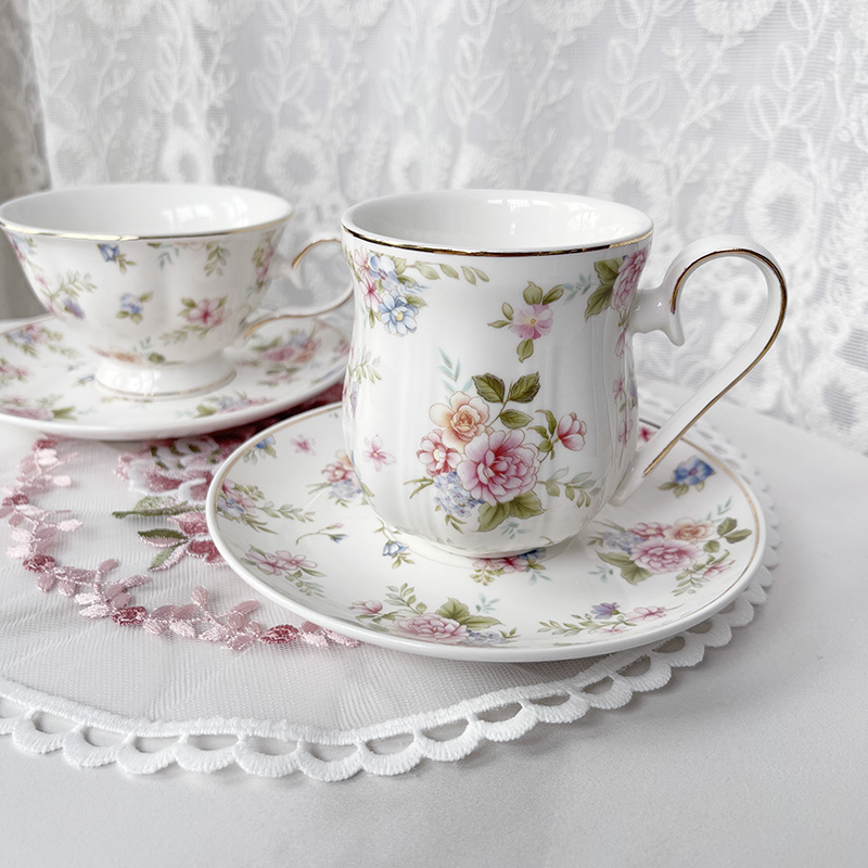 Klassieke koffiekop met schotel, afternoon tea dessertkop, engelse keramische koffiemok met camelia-stempelproces.