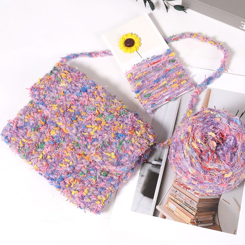 Handgemengd garen, kenmerkend fantasiegaren, handgemaakt doe-het-zelf garen met kleurverloop, wollen bol, haaknaald, grote cirkel, garensegment, geverfde grove wol